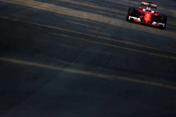 Com a Ferrari correndo em casa, Sebastian Vettel foi ao pódio em terceiro (Foto: Dan Istitene/Getty Images)