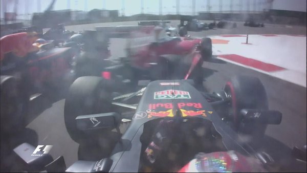 Kvyat furou o pneu traseiro de Vettel na curva 1 (Foto: Divulgação/F1)