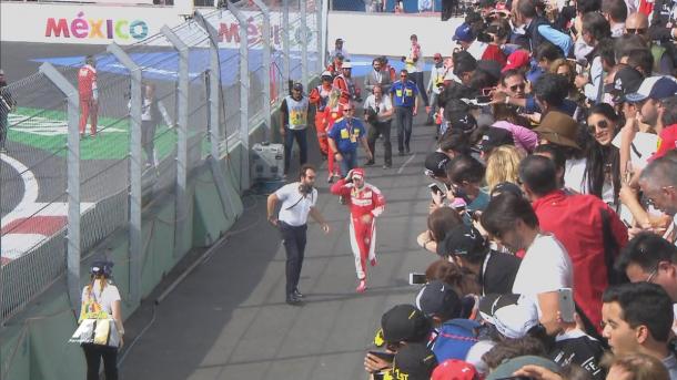 Vettel cruzou em quarto, mas com a punição de Verstappen, foi - literalmente - correndo ao pódio (Foto: Divulgação/F1)