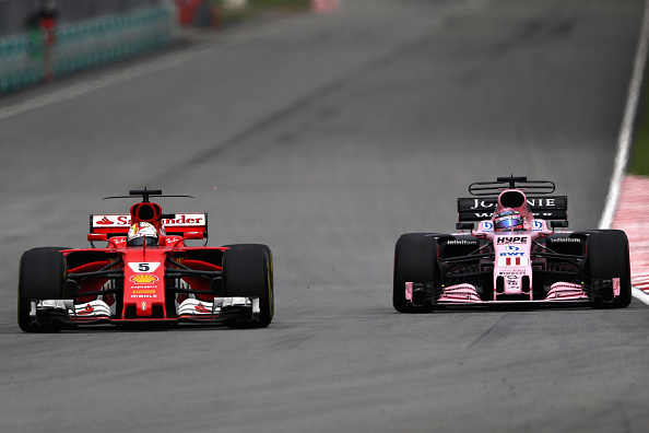Vettel (esq.) fez em Pérez (dir.) sua última ultrapassagem em pista na corrida (Foto: Lars Baron/Getty Images)