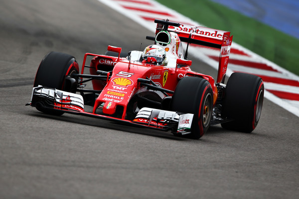Segundo, Vettel foi punido; Bottas larga em segundo e Räikkönen em terceiro (Foto: Dan Istitene/Getty Images)