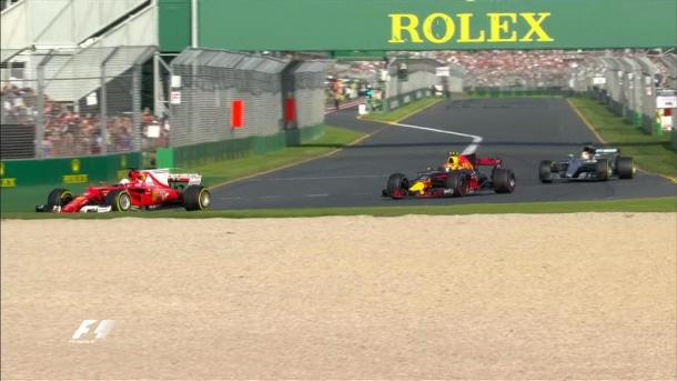 O momento em que Vettel volta à frente de Hamilton do box, com Verstappen entre eles (Foto: Divulgação/F1)