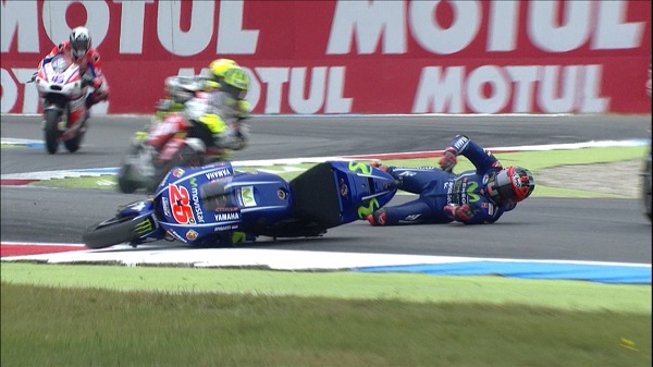 Maverick Viñales cayó al suelo cuando rodaba sexto en la vuelta 12. Fuente: @MotoGP