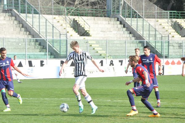 Kastanos controla el balón ante la defensa del Crotone | Foto: Viareggio Cup