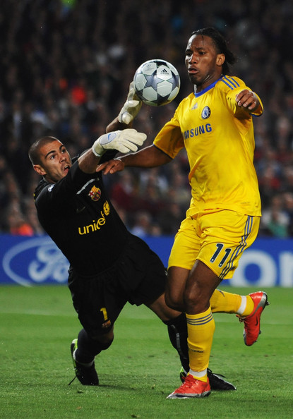 Valdés sacandole el uno contra uno a Drogba. Foto: zimbio.com