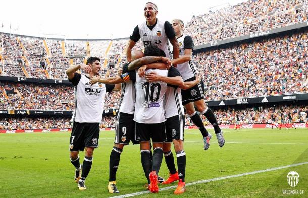 Celebración de uno de los goles con espectacular ambiente en Mestalla ante 42.070 espectadores. Fuente: Valencia CF.