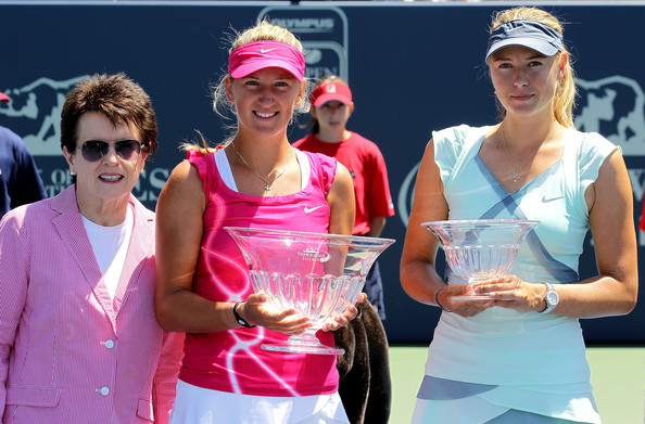 Azarenka and Sharapova pose along their respective trophies after their final in 2010 when the tournament was still held in Stanford | Photo: Jed Jacobsohn/Getty Images North America