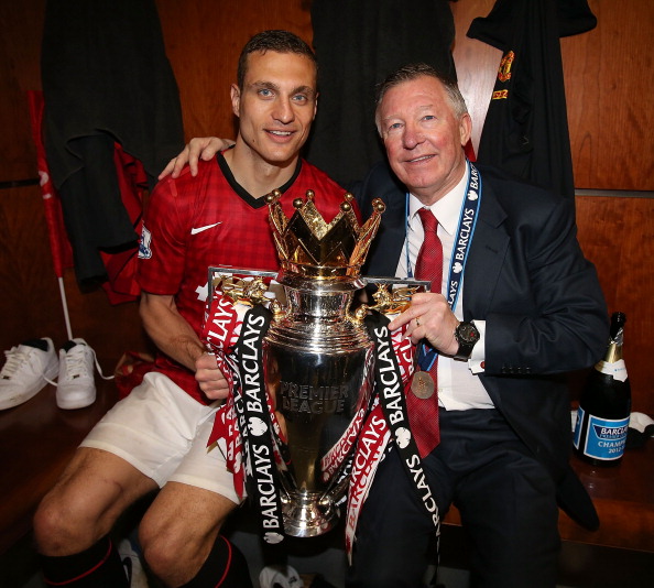 Vidic with his final Premier League trophy, alongside Sir Alex Ferguson | Photo: Matthew Peters/Manchester United