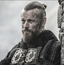 El actor Peter Franzén encarna al rey Harald I en la serie Vikings. La representación de este personaje es bastante desacertada pero ha acercado su figura al público más juvenil. Fuente: Wikicomons