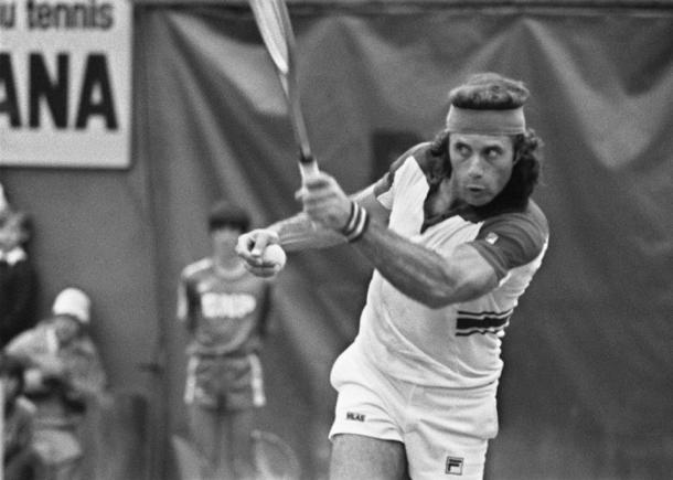 Vilas during his blowout 1977 French Open final win, amidst his then-record clay court winning streak. Photo: AFP