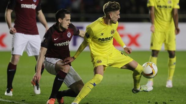Castillejo aguanta el balón ante un defensa del Sparta Praga | UEFA