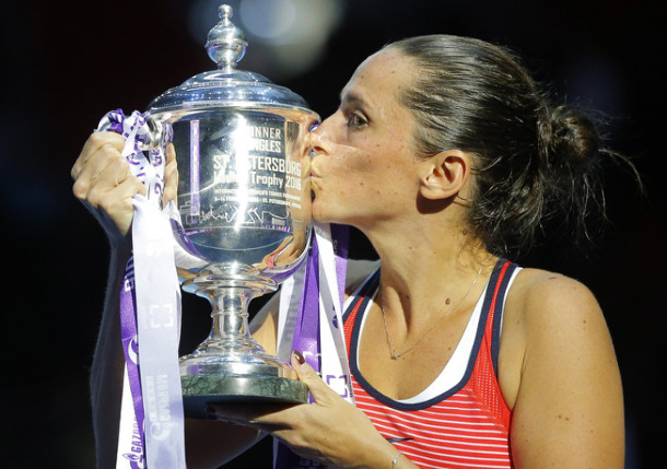Roberta Vinci holds up her trophy from last year | Photo: Brett Hemmings/Getty Images AsiaPac