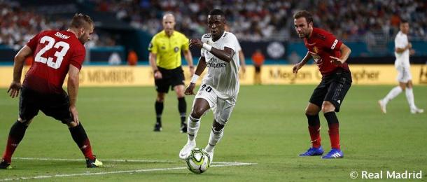 Vinicius trata de irse de Shaw | Foto: Realmadrid.com