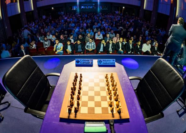 Los jugadores en primera fila, antes de la ronda. || Foto: Lennart Ooetes (Chess24)