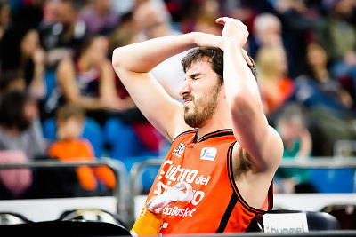 Guillem Vives doliéndose de la lesión que ha sufrido durante el partido (ACB Photo