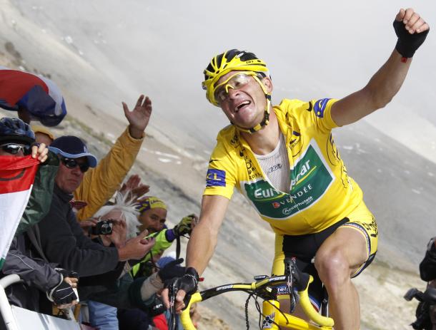 Defensa heroica de Voeckler para conservar el maillot amarillo en el Galibier. | Foto: Pinterest