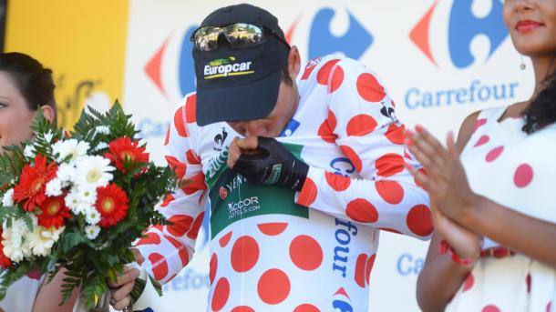 Voeckler besa el maillot de puntos rojos del Tour 2012. | Foto: Eurosport