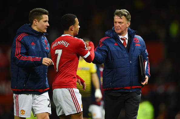 Louis van Gaal shakes hands with Memphis | Photo: Shaun Botterill/Getty Images Sport