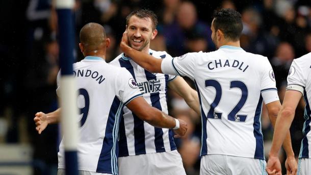 Rondon y Chadli festejan el gol de McAuley contra Bournemouth | Foto: Premier League.