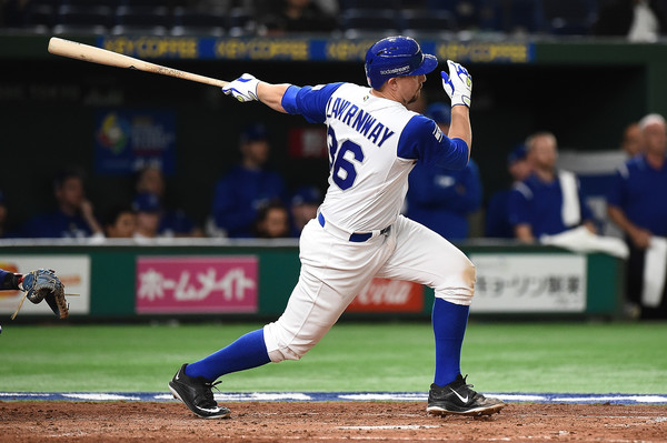 Ryan Lavernway swings. (Matt Roberts/Getty Images AsiaPac)