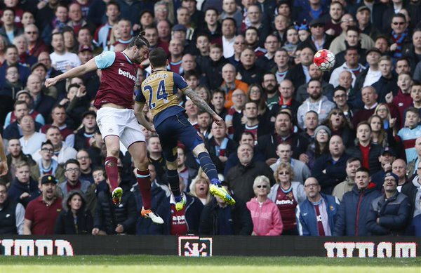 Gran remate de cabeza de Carroll para adelantar a su equipo y anotar el 'hat trick' | Foto. West Ham United