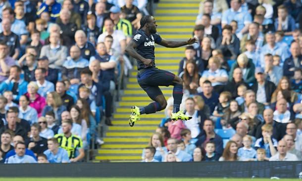 Moses celebra un gol ante los aficionados del Etihad. Foto. The Guardian.