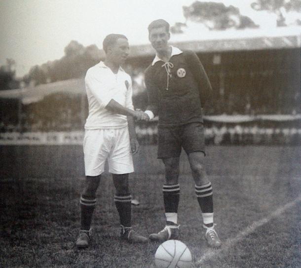 Rafael Garza Gutiérrez con el capitán merengue en el primer duelo