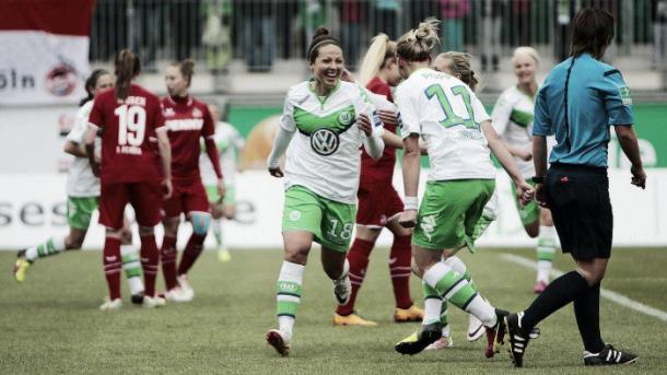 Wolfsburg's Vanessa Bernauer and Alexandra Popp celebrate a goal (Jan Kuppert - dfb.de)