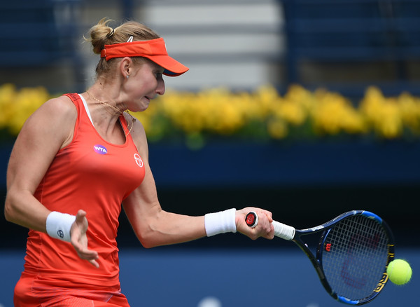 Ekaterina Makarova clinches the first set | Photo: Tom Dulat/Getty Images Europe