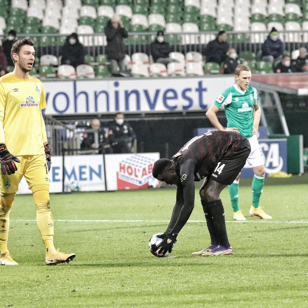 Silas Wamangituka acomodando el balón antes de ejecutar el penal | Fuente: @vfb