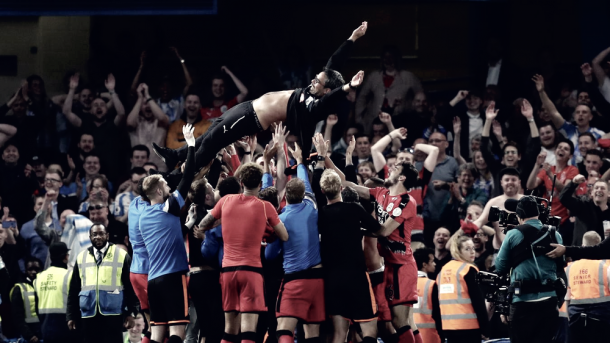 Wagner en lo alto tras alcanzar el objetivo. Foto: Premier League.