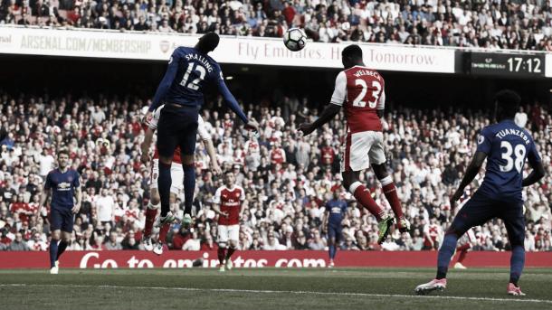 Danny Welbeck remata de cabeza en el segundo gol frente al Manchester el pasado domingo | Foto: Getty Images