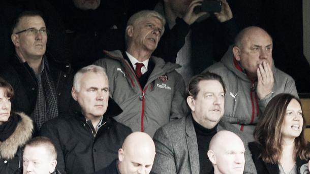 Arsène Wenger se desesperaba desde la grada | Foto: Premier League
