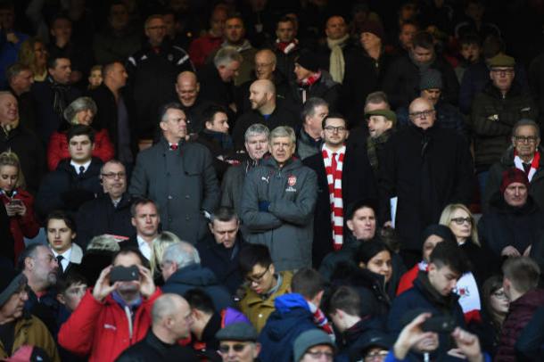 Das arquibancadas graças a uma suspensão, Wenger (centro) viu seu time ser eliminado precocemente na FA Cup (Foto: Shaun Botterill/Getty Images)