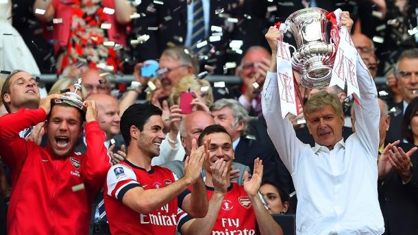 Wenger levantando la FA Cup en 2014. Foto: Getty Images.