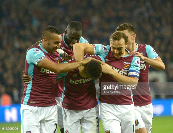 West Ham players mob Edimilson Fernandes (C) after his goal | Photo: GettyImages