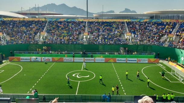 Intenso calor não afastou torcida do confronto entre Brasil e Irã | Foto: Pedro Henrique Guimarães/VAVEL Brasil
