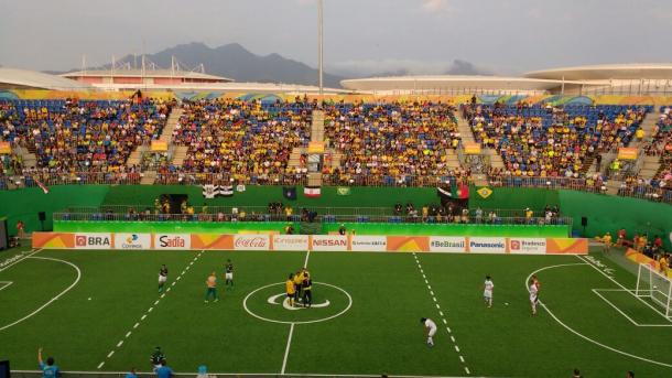 Torcida vai chegando em bom número em cima da hora (Foto: Pedro Henrique Guimarães/VAVEL Brasil)