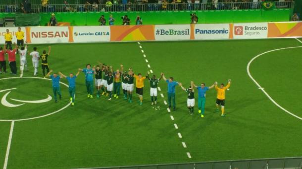 Jogadores agradecem a presença do público após o término do jogo (Foto: Pedro Henrique Guimarães/VAVEL Brasil)