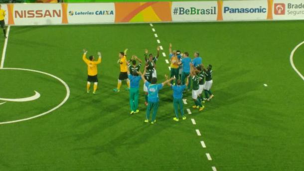 Jogadores do Brasil comemoram a conquista do ouro (Foto: Pedro Henrique Guimarães/VAVEL Brasil)