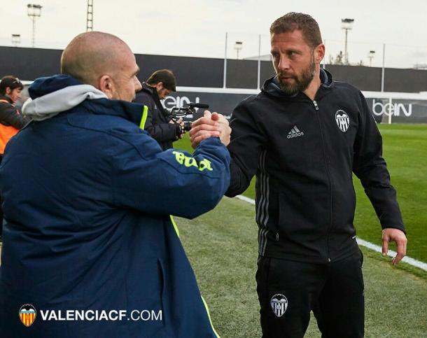 Curro Torres saluda al técnico del Villarreal B | Imagen: www.valenciacf.com