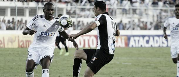 Jogadores disputam bola no primeiro jogo, em Campinas    Foto: (Divulgação / Ivan Storti / SantosFC)