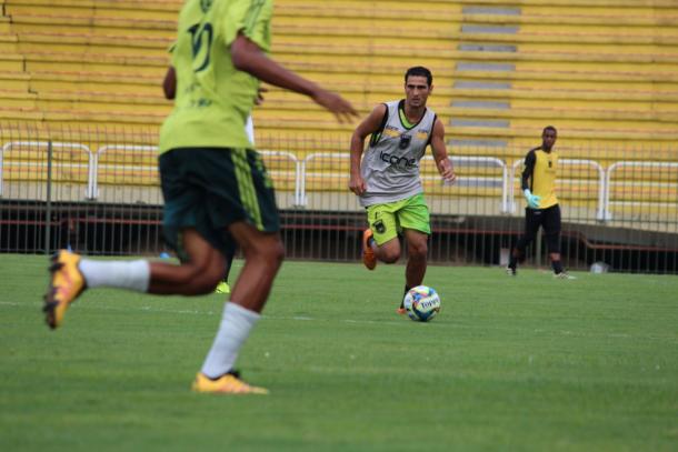 Jorge Luiz preocupa; jogador estava voltando de lesão e teve de sair do jogo de maca | Foto: Pedro Borges/Fair Play Assessoria