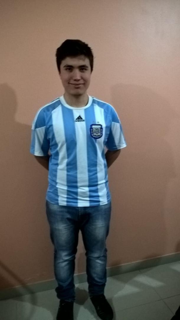 Federico posa con su camiseta de la Selección Argentina