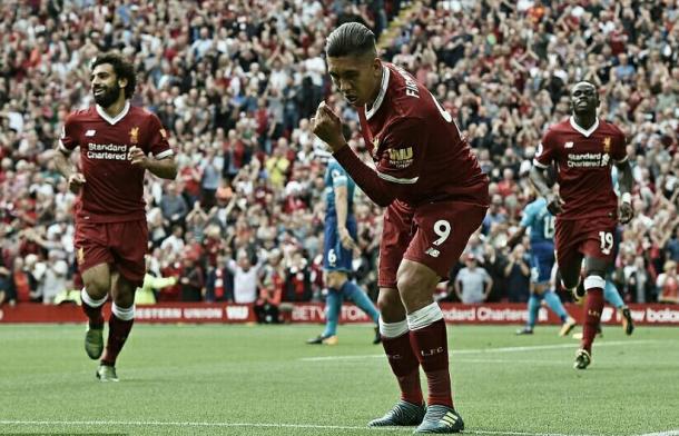 Firmino hace su típica celebración junto a Salah y Mané / Imagen: Liverpool FC