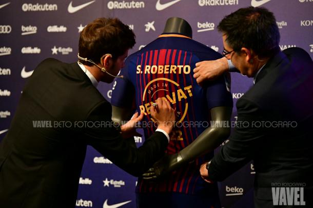 Sergi Roberto estampó su firma en una camiseta 'Made in la Masia'. | Fotografía: Beto (VAVEL.com)