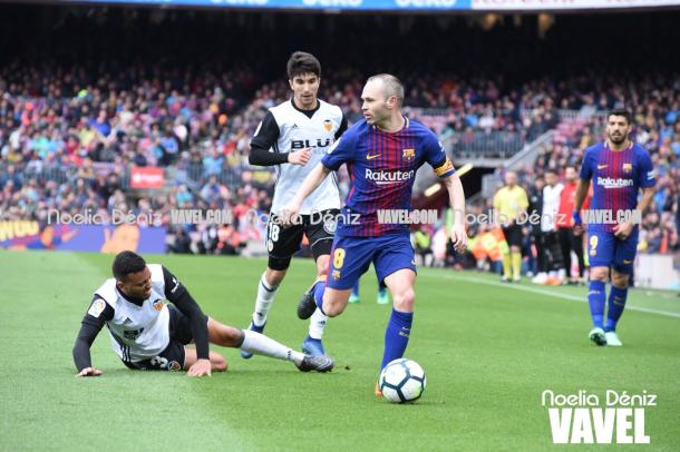 Iniesta volvió a salir ovacionado del Camp Nou. | Fotografía: Noelia Déniz (VAVEL)