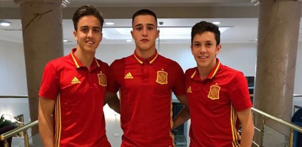 Arnau Tenas (centro) junto a sus dos compañeros de selección (Twitter: @FCBmasia)