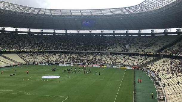 Agora, todo o time Vovô está em campo para o aquecimento (Foto: Zeca Lemos / VAVEL Brasil)