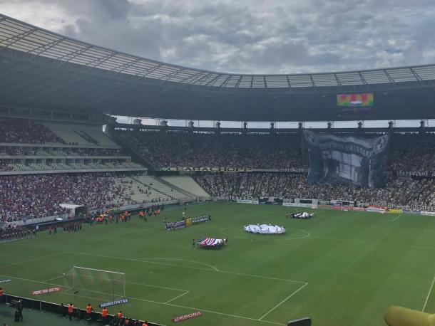 Times cantando o hino (Foto: Zeca Lemos / VAVEL Brasil)